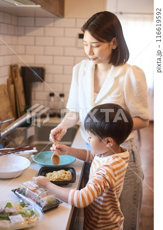 惣菜の盛りつけをする母と息子 116619592
