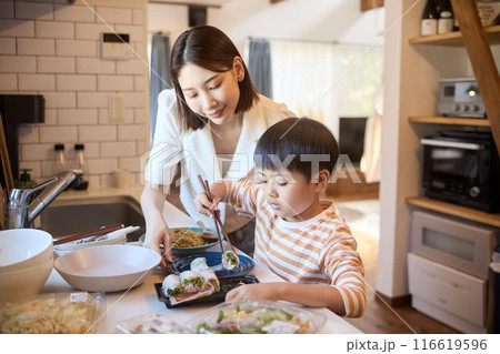 惣菜の盛りつけをする母と息子 116619596