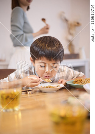 食事をする男の子 116619714