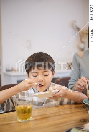 食事をする男の子 食事をする男の子 116619724