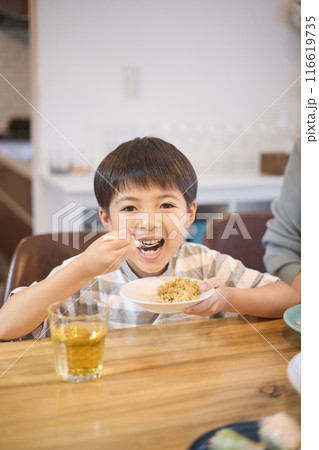 食事をする男の子 食事をする男の子 116619735