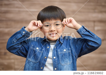 眼鏡をかけた男の子 眼鏡をかけた男の子 116619802