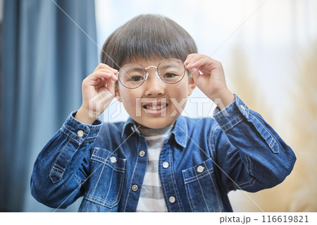 眼鏡をかけた男の子 116619821