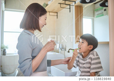 歯磨きをする男の子と母親 116619840