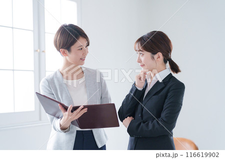 笑顔で話すビジネスマン（上司・部下） 116619902