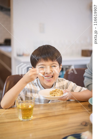 食事をする男の子 食事をする男の子 116619907