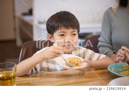 食事をする男の子 食事をする男の子 116619914