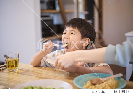 食事をする男の子 食事をする男の子 116619918