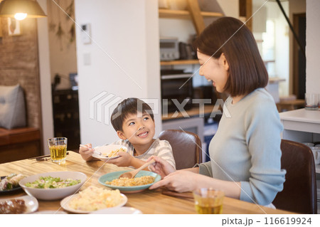 食事をする親子 116619924