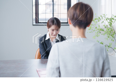 上司に怒られる部下 116619925