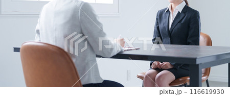 就職活動で会社の面接を受ける女性 116619930