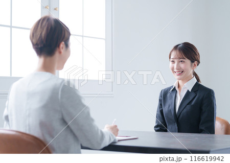 就職活動で会社の面接を受ける女性 116619942