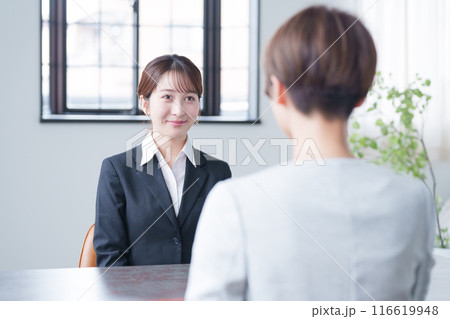 就職活動で会社の面接を受ける女性 116619948