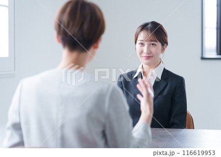 就職活動で会社の面接を受ける女性 116619953