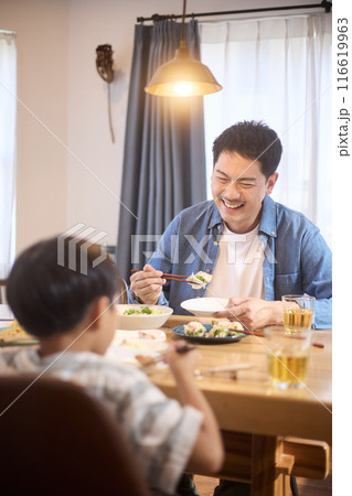 息子との食事を楽しむ父親 116619963