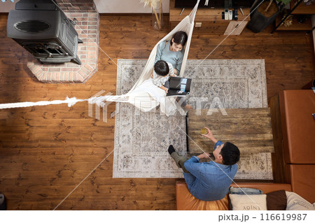 ハンモックのあるリビングで団欒する家族 116619987