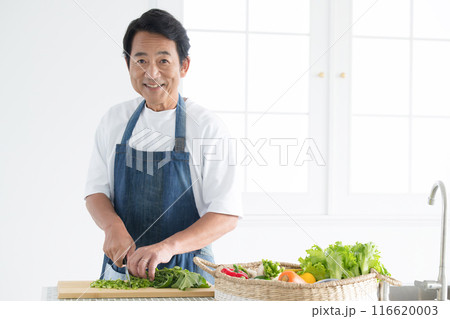 キッチンで野菜を切る50代のミドル男性 カメラ目線 キッチンで野菜を切る50代のミドル男性 カメラ目線 116620003