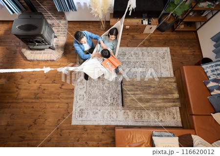 ハンモックのあるリビングで団欒する家族 116620012