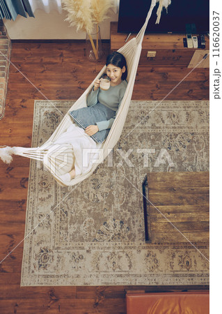 ハンモックでまったりする女性 116620037