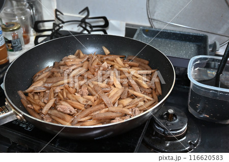 料理中のきんぴらごぼう 116620583