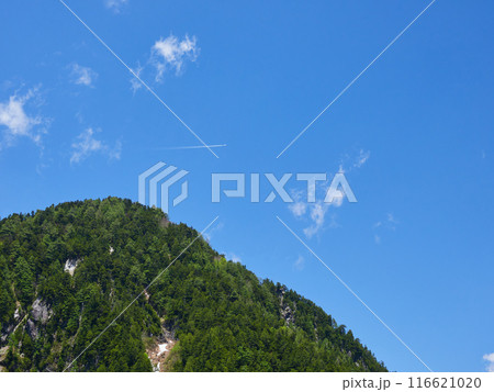 初夏の観光名所立山黒部アルペンルートの黒部平展望台から見た北アルプス山脈の壮大な風景 初夏の観光名所立山黒部アルペンルートの黒部平展望台から見た北アルプス山脈の壮大な風景 116621020