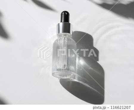 コスメ化粧品のスポイド容器　透明ボトルと影　白い背景 116621207