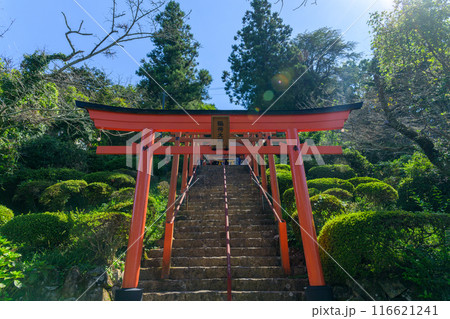 青空と光芒を背景に鳥居×92基！ 絶景ビューを楽しめるうきはのパワースポット「浮羽稲荷神社」福岡県 116621241