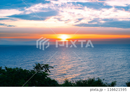 東伊豆の早朝、海から登る日の出 116621595