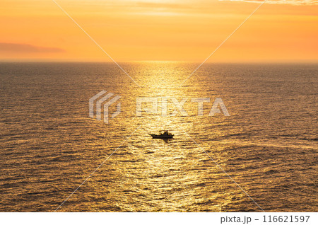 東伊豆の早朝、海から登る日の出 116621597