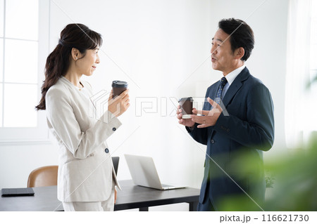 オフィスでコーヒーブレイクをするビジネスマン　管理職や経営者のイメージ 116621730