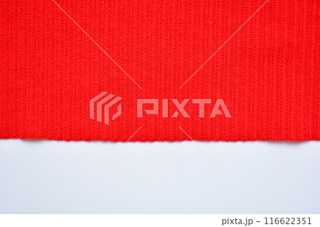 red wool knitted yarn texture, woolen fabric on white background 116622351