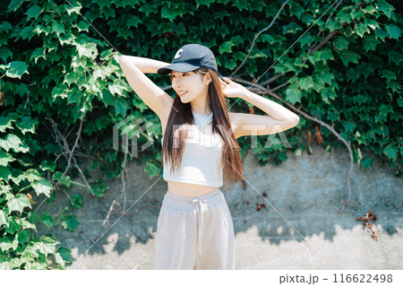 韓国ファッションの若い女の子 116622498