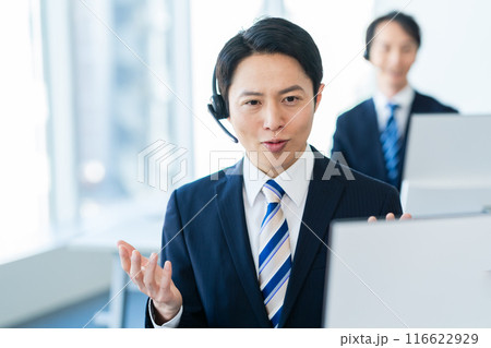 オフィスで働く日本人男性のオペレーター 116622929