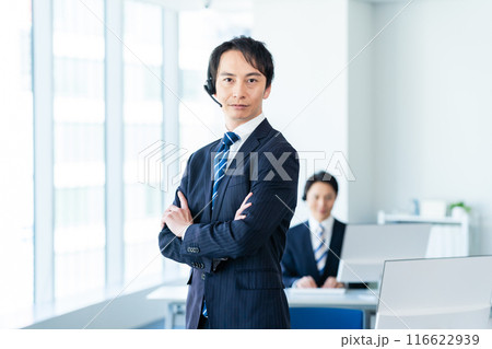オフィスで働く日本人男性のオペレーター オフィスで働く日本人男性のオペレーター 116622939