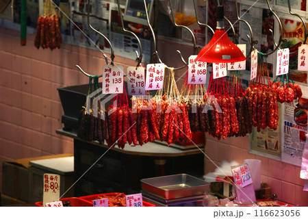 香港・徳輔道西で売られる中華ソーセージ 116623056