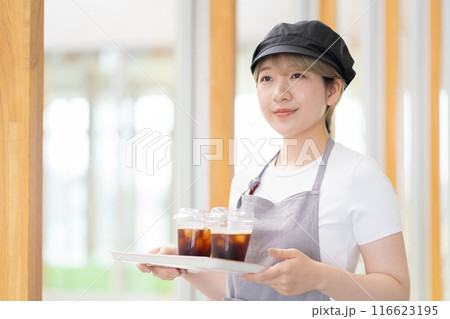 カフェで働く金髪ショートヘアの女性(髪色自由、自分らしく働く、職場環境)) カフェで働く金髪ショートヘアの女性(髪色自由、自分らしく働く、職場環境)) 116623195
