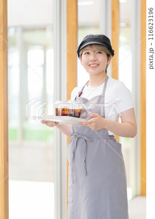 カフェで働く金髪ショートヘアの女性（髪色自由、自分らしく働く、職場環境）） 116623196