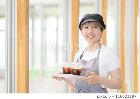 カフェで働く金髪ショートヘアの女性(髪色自由、自分らしく働く、職場環境)) カフェで働く金髪ショートヘアの女性(髪色自由、自分らしく働く、職場環境)) 116623197
