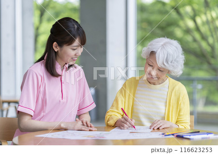 塗り絵をするシニア女性と作業療法士 イメージ 塗り絵をするシニア女性と作業療法士 イメージ 116623253