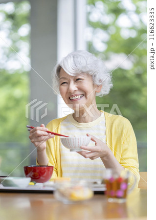 食事をするシニア女性 116623335