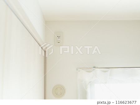 壁の上部にあるエアコン専用コンセント 116623677
