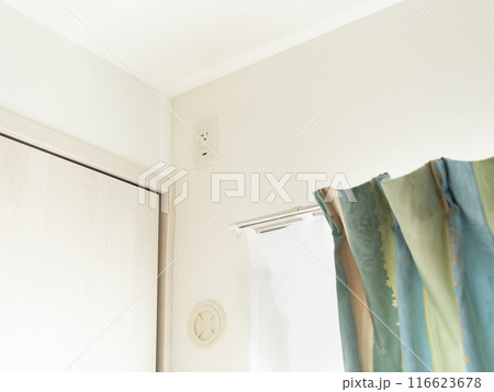 壁の上部にあるエアコン専用コンセント 116623678