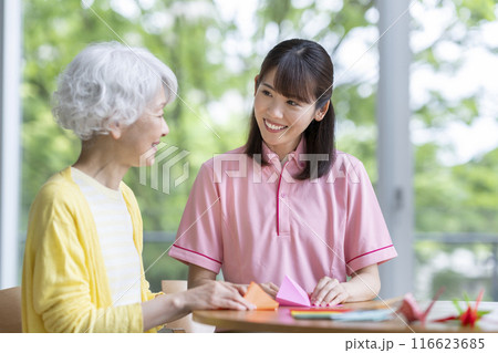 作業療法士と折り紙をするシニア女性 イメージ 作業療法士と折り紙をするシニア女性 イメージ 116623685