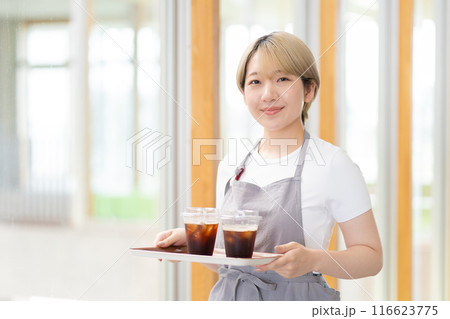 カフェで働く金髪ショートヘアの女性（髪色自由、自分らしく働く、職場環境）） 116623775