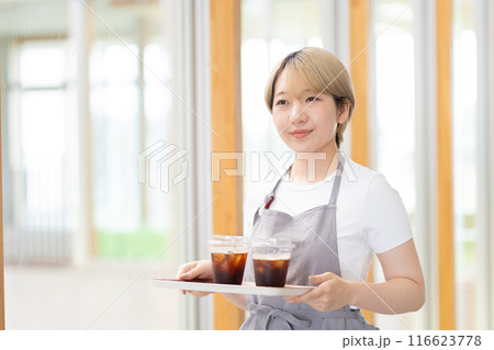 カフェで働く金髪ショートヘアの女性(髪色自由、自分らしく働く、職場環境)) カフェで働く金髪ショートヘアの女性(髪色自由、自分らしく働く、職場環境)) 116623778