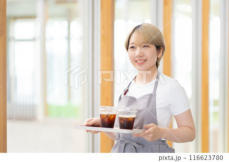 カフェで働く金髪ショートヘアの女性(髪色自由、自分らしく働く、職場環境)) カフェで働く金髪ショートヘアの女性(髪色自由、自分らしく働く、職場環境)) 116623780