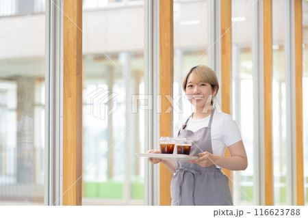 カフェで働く金髪ショートヘアの女性（髪色自由、自分らしく働く、職場環境）） 116623788