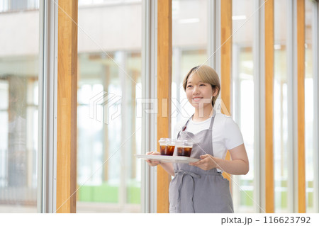 カフェで働く金髪ショートヘアの女性（髪色自由、自分らしく働く、職場環境）） 116623792