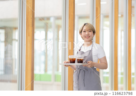カフェで働く金髪ショートヘアの女性(髪色自由、自分らしく働く、職場環境)) カフェで働く金髪ショートヘアの女性(髪色自由、自分らしく働く、職場環境)) 116623798