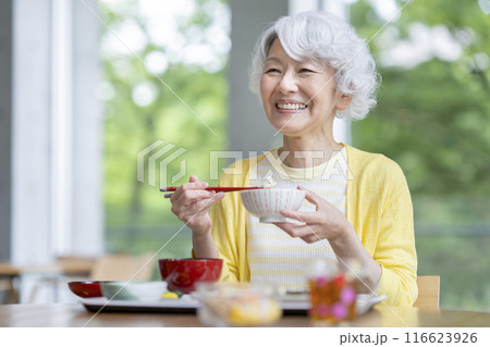 食事をするシニア女性 食事をするシニア女性 116623926